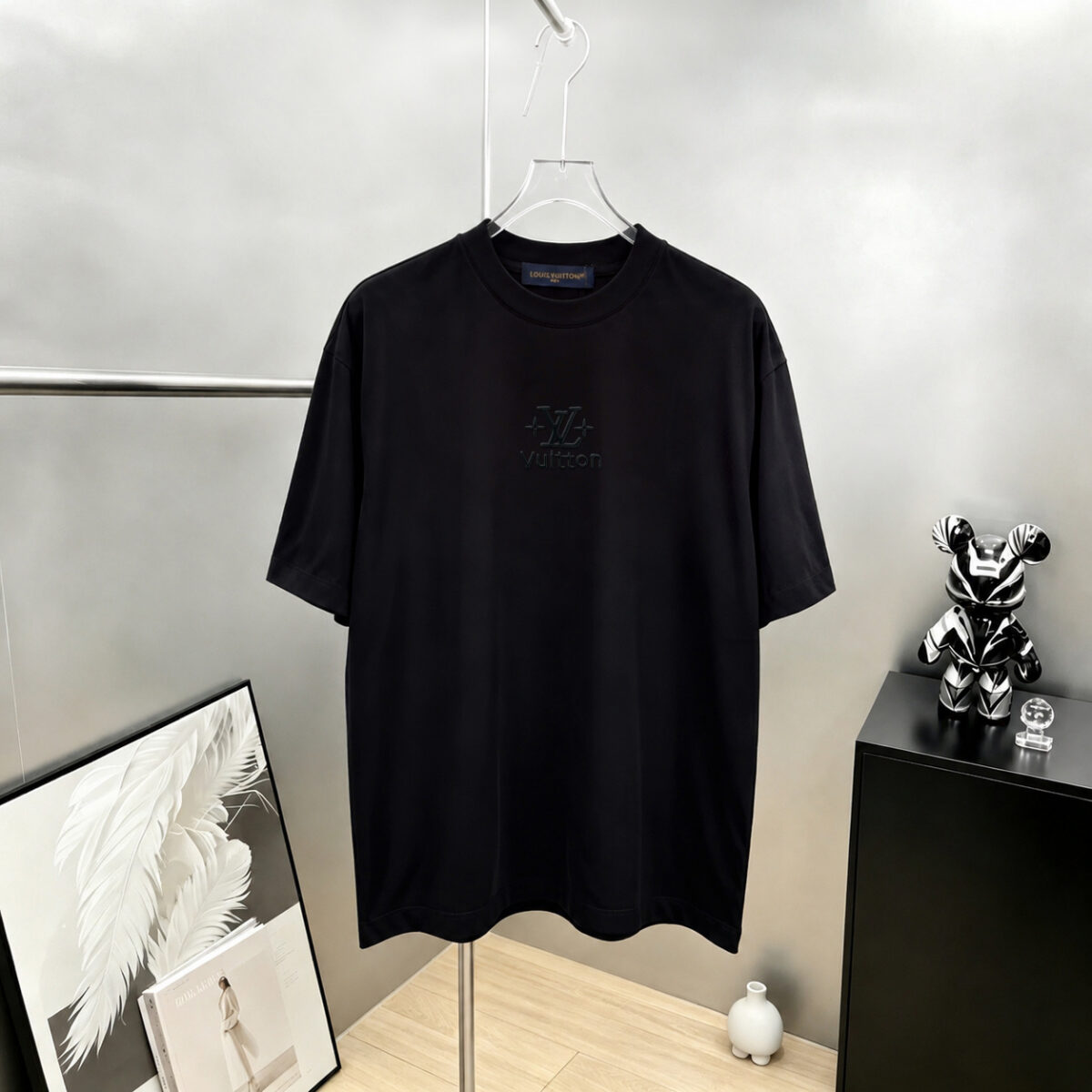weigou_178314_0_67f858f1ac P75 1v~ Lv路易logo刺绣字母 《区别通货面料》7a抗菌短袖tee 上身十分舒适,男女同款半袖,落肩宽松版型 颜色: 黑色 白色 咖啡色 尺码:S(90-130斤) M(125-150斤) L(135-165斤) XL(160-190斤) XXL(185-220斤)