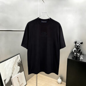 weigou_178314_0_67f858f1ac P75 1v~ Lv路易logo刺绣字母 《区别通货面料》7a抗菌短袖tee 上身十分舒适,男女同款半袖,落肩宽松版型 颜色: 黑色 白色 咖啡色 尺码:S(90-130斤) M(125-150斤) L(135-165斤) XL(160-190斤) XXL(185-220斤)