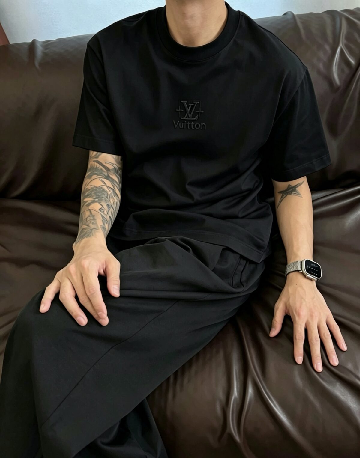 weigou_178314_7_602b430df3 P75 1v~ Lv路易logo刺绣字母 《区别通货面料》7a抗菌短袖tee 上身十分舒适,男女同款半袖,落肩宽松版型 颜色: 黑色 白色 咖啡色 尺码:S(90-130斤) M(125-150斤) L(135-165斤) XL(160-190斤) XXL(185-220斤)