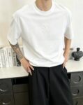 weigou_178338_7_f18a9511ab P75 1v~ Lv路易logo刺绣字母 《区别通货面料》7a抗菌短袖tee 上身十分舒适,男女同款半袖,落肩宽松版型 颜色: 黑色 白色 咖啡色 尺码:S(90-130斤) M(125-150斤) L(135-165斤) XL(160-190斤) XXL(185-220斤)