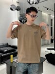 P75 1v～ Lv路易logo刺绣字母 《区别通货面料》7a抗菌短袖tee 上身十分舒适，男女同款半袖，落肩宽松版型 颜色: 黑色 白色 咖啡色 尺码：S（90-130斤） M（125-150斤） L（135-165斤） XL（160-190斤） XXL（185-220斤）