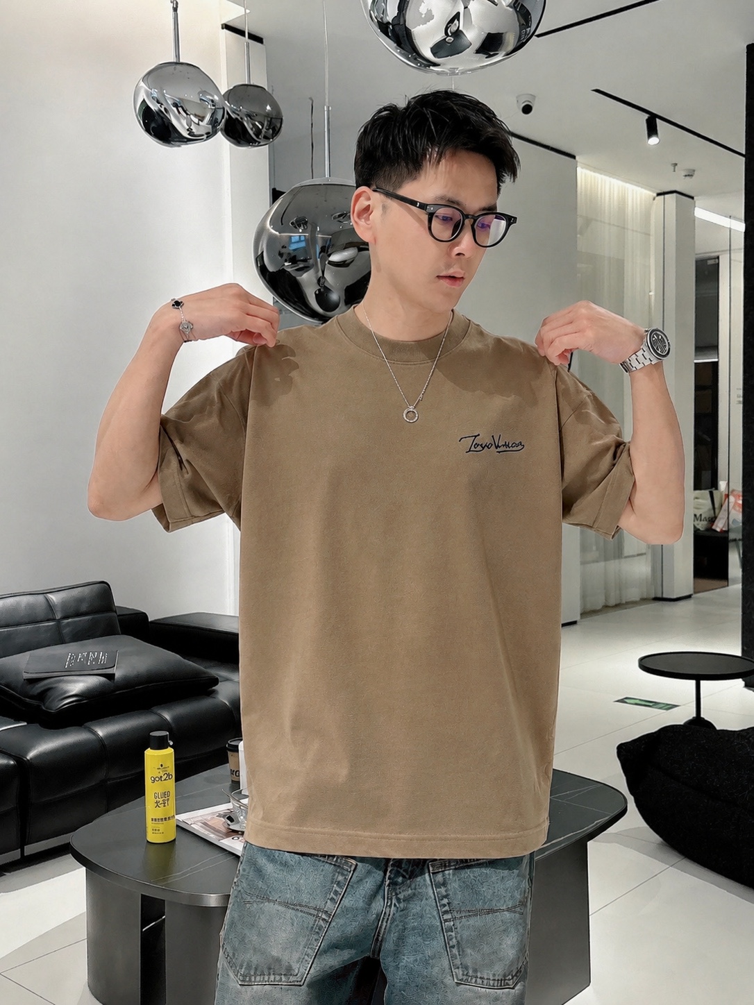 P75 1v～ Lv路易logo刺绣字母 《区别通货面料》7a抗菌短袖tee 上身十分舒适，男女同款半袖，落肩宽松版型 颜色: 黑色 白色 咖啡色 尺码：S（90-130斤） M（125-150斤） L（135-165斤） XL（160-190斤） XXL（185-220斤）