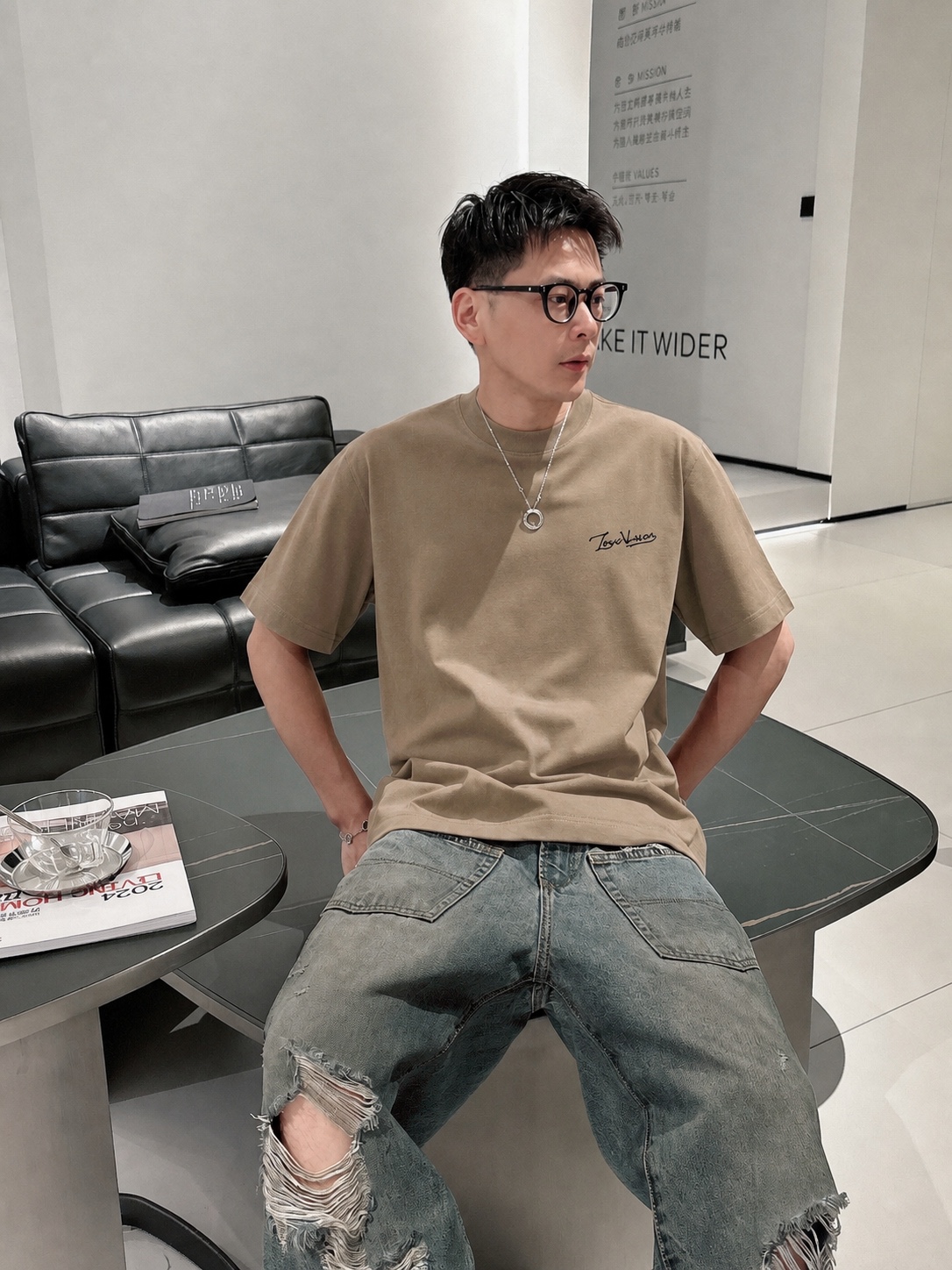 P75 1v～ Lv路易logo刺绣字母 《区别通货面料》7a抗菌短袖tee 上身十分舒适，男女同款半袖，落肩宽松版型 颜色: 黑色 白色 咖啡色 尺码：S（90-130斤） M（125-150斤） L（135-165斤） XL（160-190斤） XXL（185-220斤）