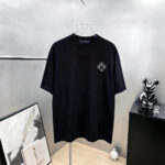 P75 1v～ Lv路易logo刺绣字母 《区别通货面料》7a抗菌短袖tee 上身十分舒适，男女同款半袖，落肩宽松版型 颜色: 黑色 白色 咖啡色 尺码：S（90-130斤） M（125-150斤） L（135-165斤） XL（160-190斤） XXL（185-220斤）