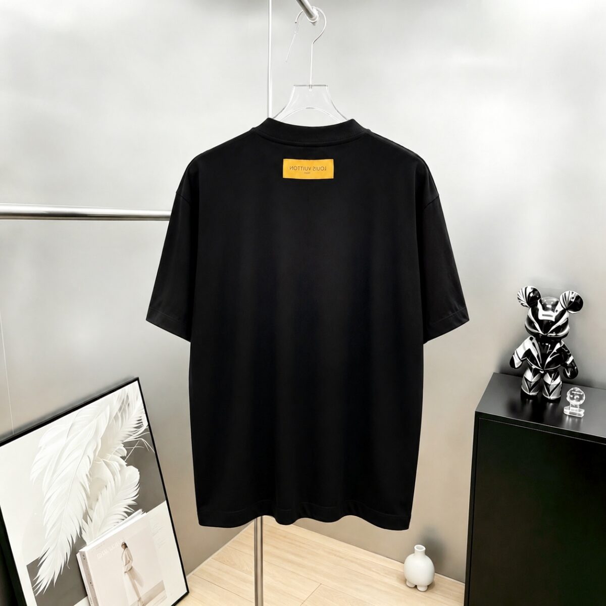 P75 1v～ Lv路易logo刺绣字母 《区别通货面料》7a抗菌短袖tee 上身十分舒适，男女同款半袖，落肩宽松版型 颜色: 黑色 白色 咖啡色 尺码：S（90-130斤） M（125-150斤） L（135-165斤） XL（160-190斤） XXL（185-220斤）