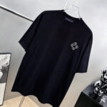 P75 1v～ Lv路易logo刺绣字母 《区别通货面料》7a抗菌短袖tee 上身十分舒适，男女同款半袖，落肩宽松版型 颜色: 黑色 白色 咖啡色 尺码：S（90-130斤） M（125-150斤） L（135-165斤） XL（160-190斤） XXL（185-220斤）