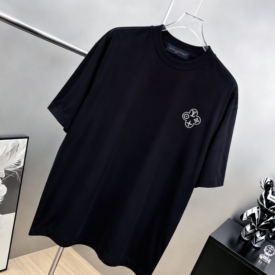 P75 1v～ Lv路易logo刺绣字母 《区别通货面料》7a抗菌短袖tee 上身十分舒适，男女同款半袖，落肩宽松版型 颜色: 黑色 白色 咖啡色 尺码：S（90-130斤） M（125-150斤） L（135-165斤） XL（160-190斤） XXL（185-220斤）