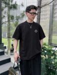 P75 1v～ Lv路易logo刺绣字母 《区别通货面料》7a抗菌短袖tee 上身十分舒适，男女同款半袖，落肩宽松版型 颜色: 黑色 白色 咖啡色 尺码：S（90-130斤） M（125-150斤） L（135-165斤） XL（160-190斤） XXL（185-220斤）