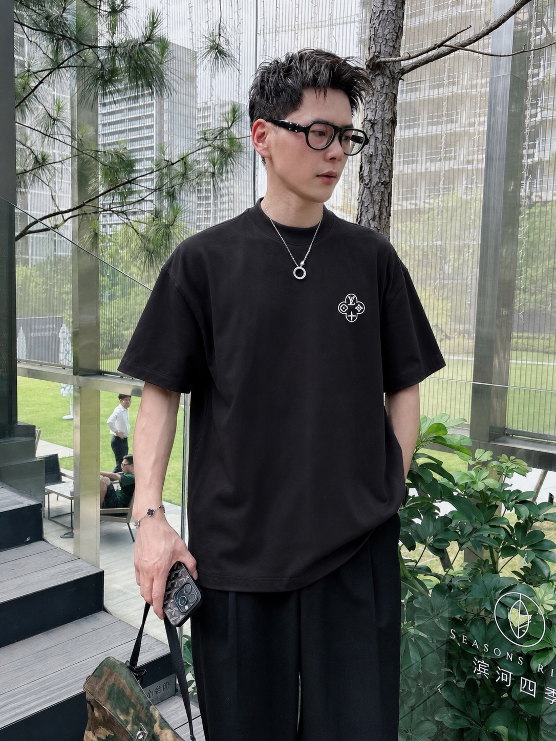 P75 1v～ Lv路易logo刺绣字母 《区别通货面料》7a抗菌短袖tee 上身十分舒适，男女同款半袖，落肩宽松版型 颜色: 黑色 白色 咖啡色 尺码：S（90-130斤） M（125-150斤） L（135-165斤） XL（160-190斤） XXL（185-220斤）