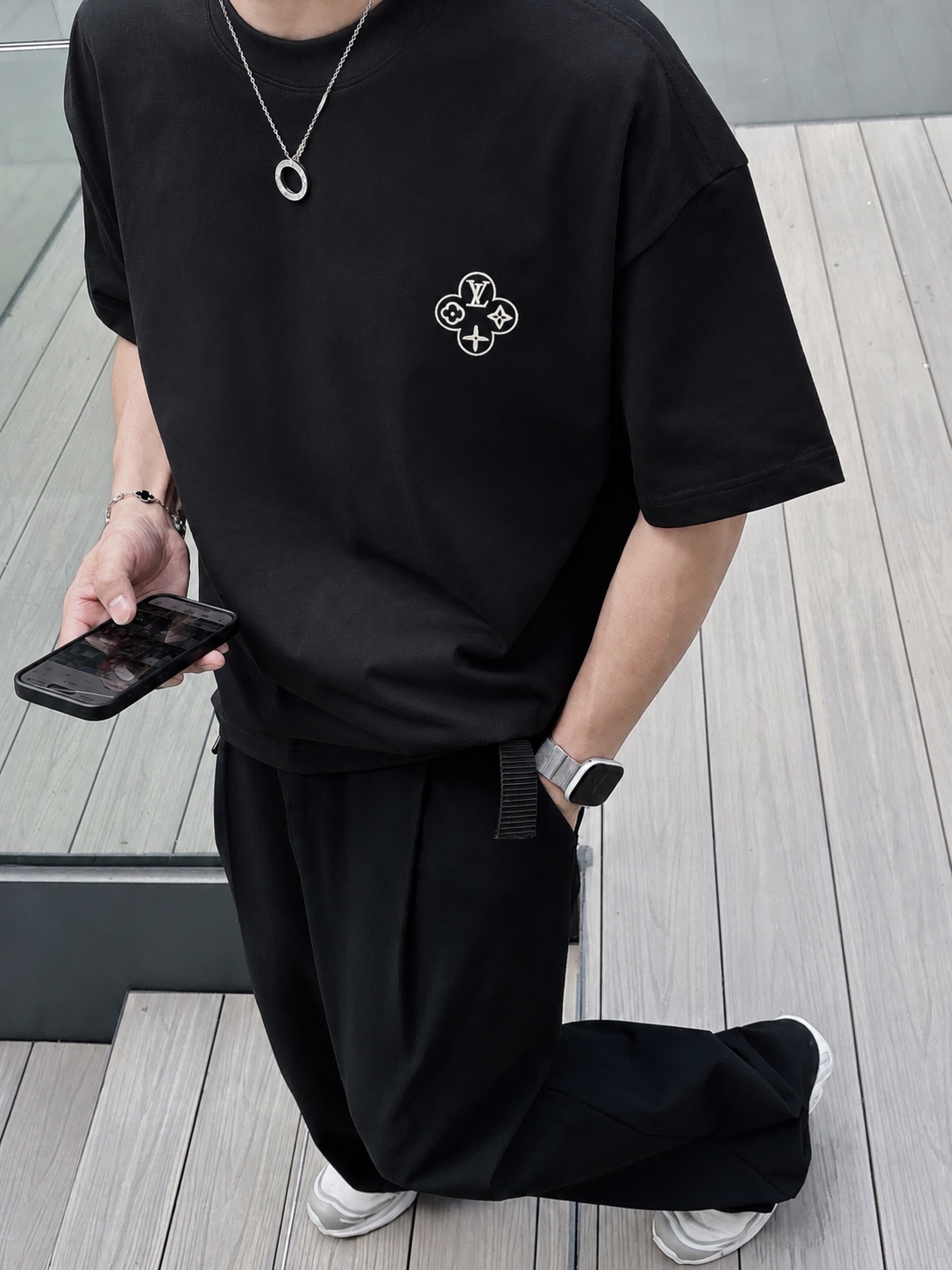 P75 1v～ Lv路易logo刺绣字母 《区别通货面料》7a抗菌短袖tee 上身十分舒适，男女同款半袖，落肩宽松版型 颜色: 黑色 白色 咖啡色 尺码：S（90-130斤） M（125-150斤） L（135-165斤） XL（160-190斤） XXL（185-220斤）