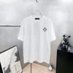 weigou_178412_0_c407ec7a89 P75 1v~ Lv路易logo刺绣字母 《区别通货面料》7a抗菌短袖tee 上身十分舒适,男女同款半袖,落肩宽松版型 颜色: 黑色 白色 咖啡色 尺码:S(90-130斤) M(125-150斤) L(135-165斤) XL(160-190斤) XXL(185-220斤)