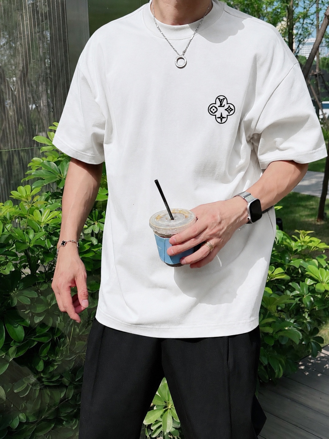 weigou_178412_7_50ca486dd6 P75 1v~ Lv路易logo刺绣字母 《区别通货面料》7a抗菌短袖tee 上身十分舒适,男女同款半袖,落肩宽松版型 颜色: 黑色 白色 咖啡色 尺码:S(90-130斤) M(125-150斤) L(135-165斤) XL(160-190斤) XXL(185-220斤)