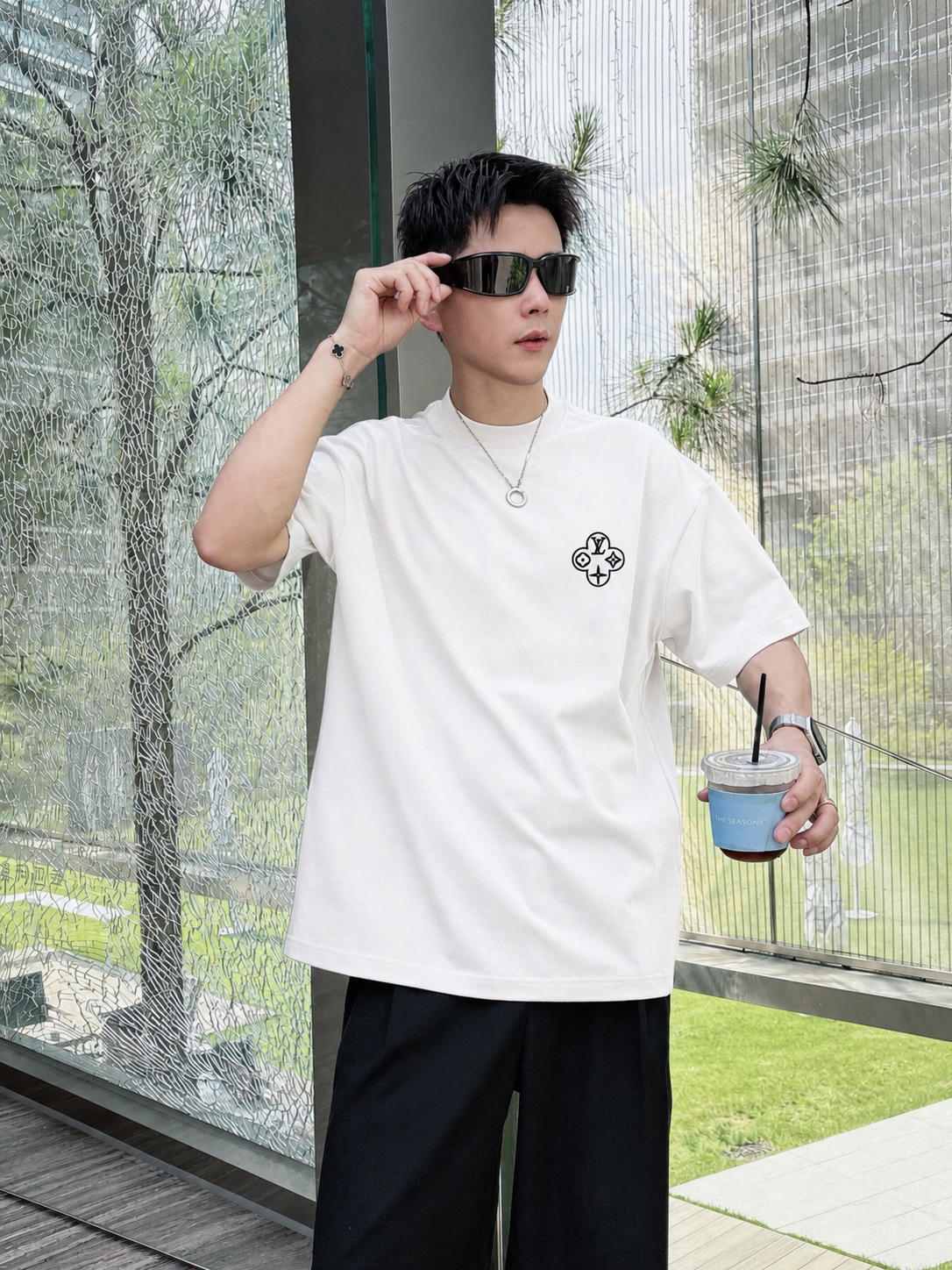 weigou_178412_8_a86cc145d8 P75 1v~ Lv路易logo刺绣字母 《区别通货面料》7a抗菌短袖tee 上身十分舒适,男女同款半袖,落肩宽松版型 颜色: 黑色 白色 咖啡色 尺码:S(90-130斤) M(125-150斤) L(135-165斤) XL(160-190斤) XXL(185-220斤)