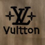 weigou_178438_5_a5892d4259 P75 1v~ Lv路易logo刺绣字母 《区别通货面料》7a抗菌短袖tee 上身十分舒适,男女同款半袖,落肩宽松版型 颜色: 黑色 白色 咖啡色 尺码:S(90-130斤) M(125-150斤) L(135-165斤) XL(160-190斤) XXL(185-220斤)
