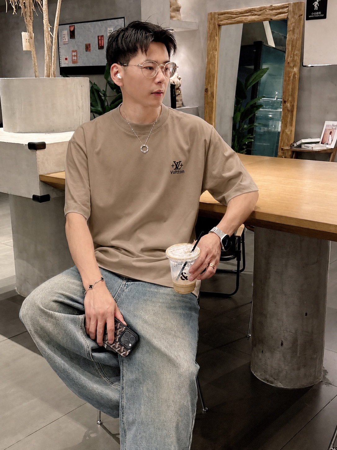 weigou_178438_6_7d4699d098 P75 1v~ Lv路易logo刺绣字母 《区别通货面料》7a抗菌短袖tee 上身十分舒适,男女同款半袖,落肩宽松版型 颜色: 黑色 白色 咖啡色 尺码:S(90-130斤) M(125-150斤) L(135-165斤) XL(160-190斤) XXL(185-220斤)