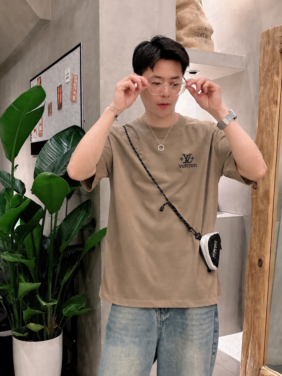weigou_178438_8_7739ea0924 P75 1v~ Lv路易logo刺绣字母 《区别通货面料》7a抗菌短袖tee 上身十分舒适,男女同款半袖,落肩宽松版型 颜色: 黑色 白色 咖啡色 尺码:S(90-130斤) M(125-150斤) L(135-165斤) XL(160-190斤) XXL(185-220斤)