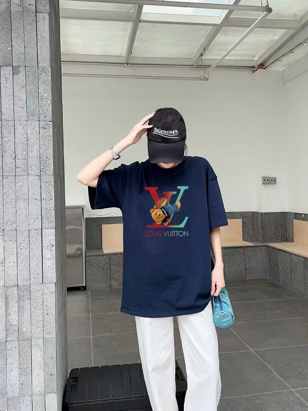 P70 LV/路易威登 印花Logo百搭潮流短袖T恤男女同款 吊牌 领标 水洗唛 三标齐全 定织定染280克精梳棉面料 尺码：S-XXL 颜色：黑色，白色，藏青色
