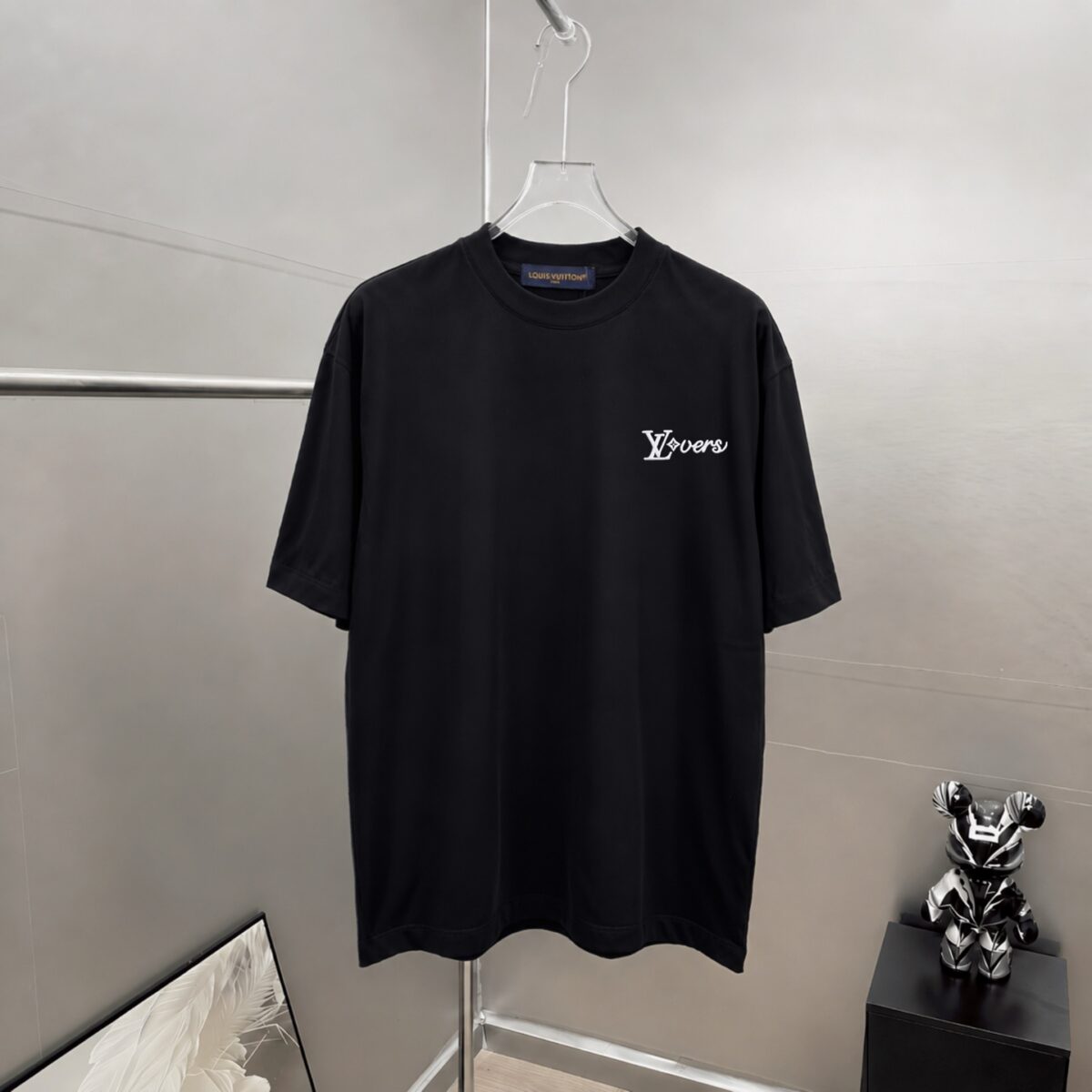 weigou_178463_0_13f547be47 P75 1v~ Lv路易logo刺绣字母 《区别通货面料》7a抗菌短袖tee 上身十分舒适,男女同款半袖,落肩宽松版型 颜色: 黑色 白色 咖啡色 尺码:S(90-130斤) M(125-150斤) L(135-165斤) XL(160-190斤) XXL(185-220斤)