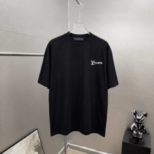 P75 1v～ Lv路易logo刺绣字母 《区别通货面料》7a抗菌短袖tee 上身十分舒适，男女同款半袖，落肩宽松版型 颜色: 黑色 白色 咖啡色 尺码：S（90-130斤） M（125-150斤） L（135-165斤） XL（160-190斤） XXL（185-220斤）