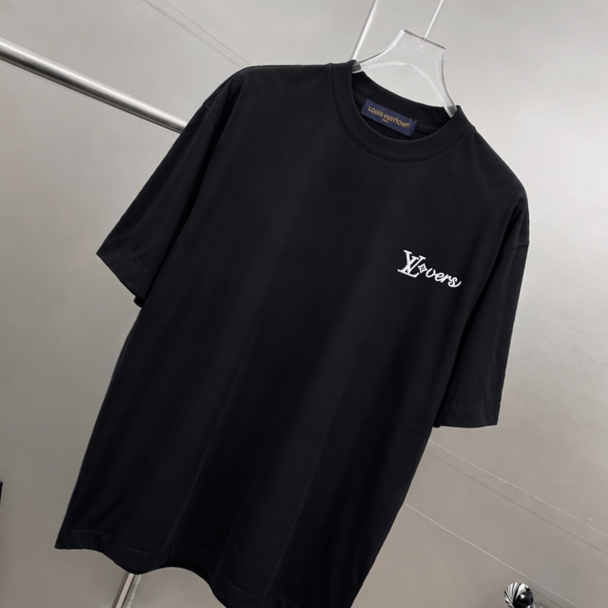 weigou_178463_2_1158f03df3 P75 1v~ Lv路易logo刺绣字母 《区别通货面料》7a抗菌短袖tee 上身十分舒适,男女同款半袖,落肩宽松版型 颜色: 黑色 白色 咖啡色 尺码:S(90-130斤) M(125-150斤) L(135-165斤) XL(160-190斤) XXL(185-220斤)
