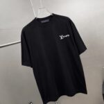 weigou_178463_3_6d7995ef30 P75 1v~ Lv路易logo刺绣字母 《区别通货面料》7a抗菌短袖tee 上身十分舒适,男女同款半袖,落肩宽松版型 颜色: 黑色 白色 咖啡色 尺码:S(90-130斤) M(125-150斤) L(135-165斤) XL(160-190斤) XXL(185-220斤)