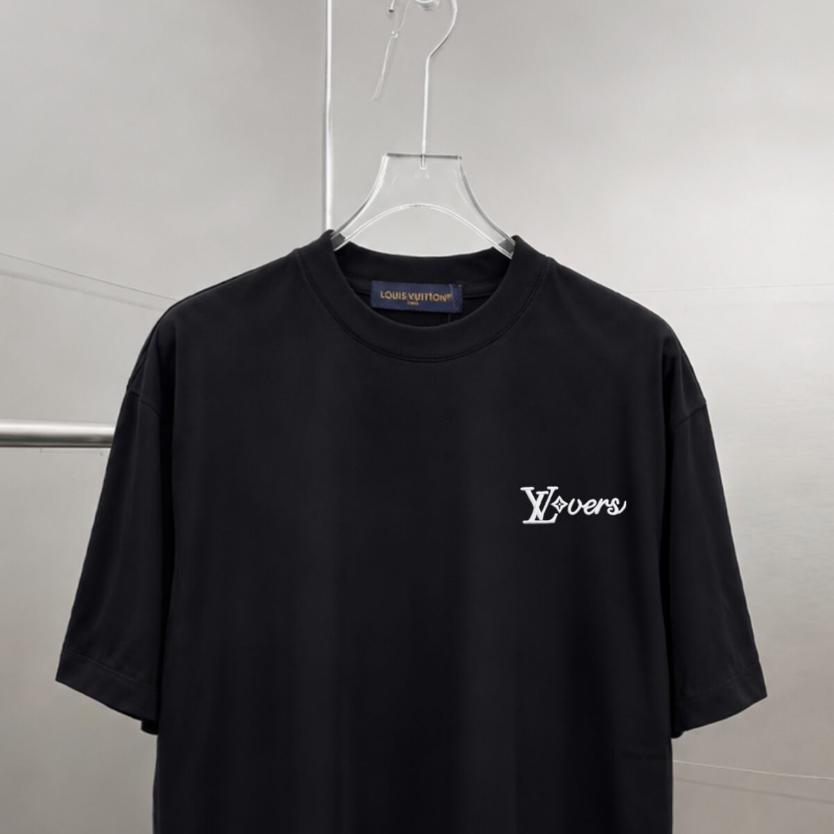 weigou_178463_4_2c19ee3f4b P75 1v~ Lv路易logo刺绣字母 《区别通货面料》7a抗菌短袖tee 上身十分舒适,男女同款半袖,落肩宽松版型 颜色: 黑色 白色 咖啡色 尺码:S(90-130斤) M(125-150斤) L(135-165斤) XL(160-190斤) XXL(185-220斤)