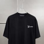 weigou_178463_4_2c19ee3f4b P75 1v~ Lv路易logo刺绣字母 《区别通货面料》7a抗菌短袖tee 上身十分舒适,男女同款半袖,落肩宽松版型 颜色: 黑色 白色 咖啡色 尺码:S(90-130斤) M(125-150斤) L(135-165斤) XL(160-190斤) XXL(185-220斤)