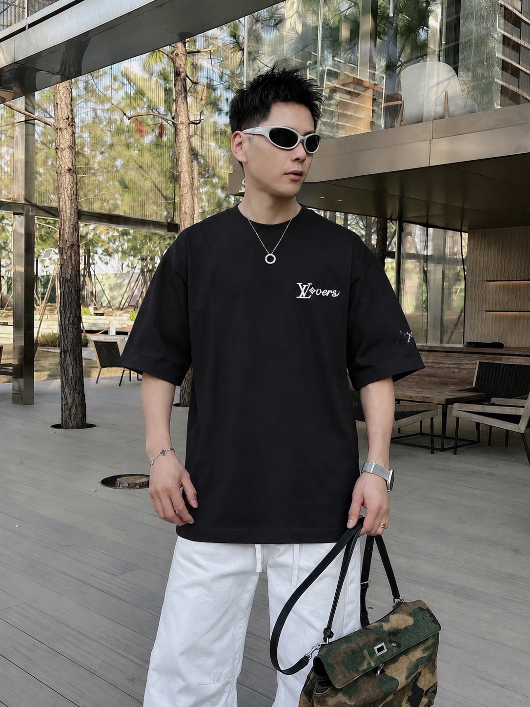weigou_178463_6_39aed100ca P75 1v~ Lv路易logo刺绣字母 《区别通货面料》7a抗菌短袖tee 上身十分舒适,男女同款半袖,落肩宽松版型 颜色: 黑色 白色 咖啡色 尺码:S(90-130斤) M(125-150斤) L(135-165斤) XL(160-190斤) XXL(185-220斤)