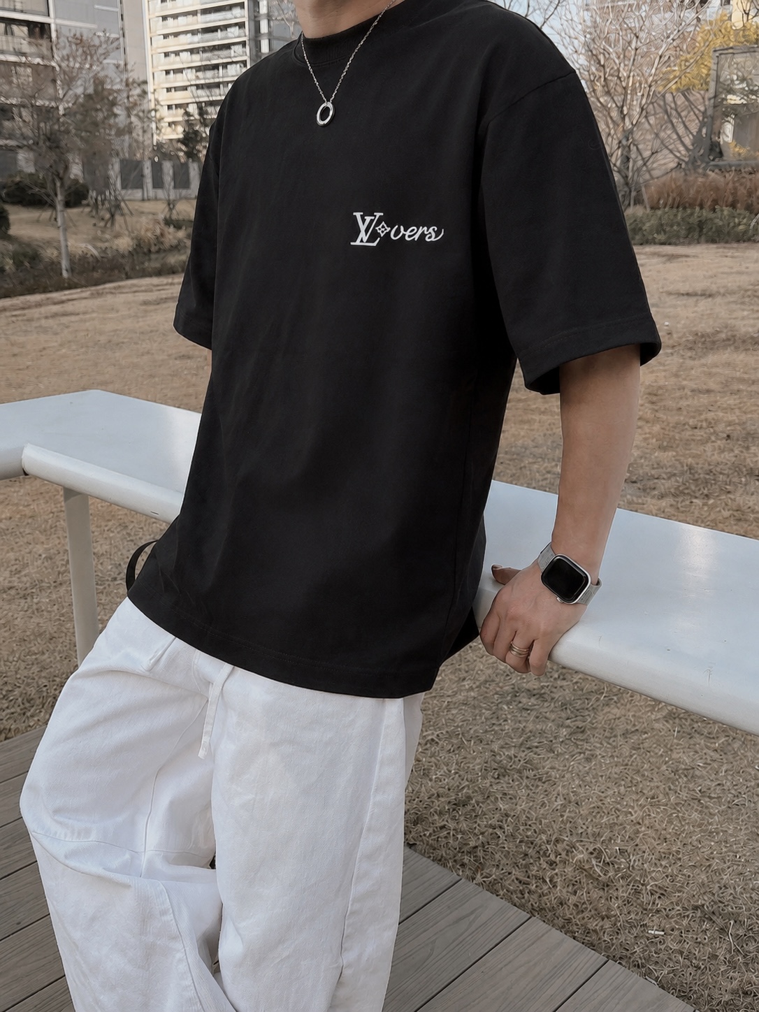 weigou_178463_7_97d40ee86c P75 1v~ Lv路易logo刺绣字母 《区别通货面料》7a抗菌短袖tee 上身十分舒适,男女同款半袖,落肩宽松版型 颜色: 黑色 白色 咖啡色 尺码:S(90-130斤) M(125-150斤) L(135-165斤) XL(160-190斤) XXL(185-220斤)