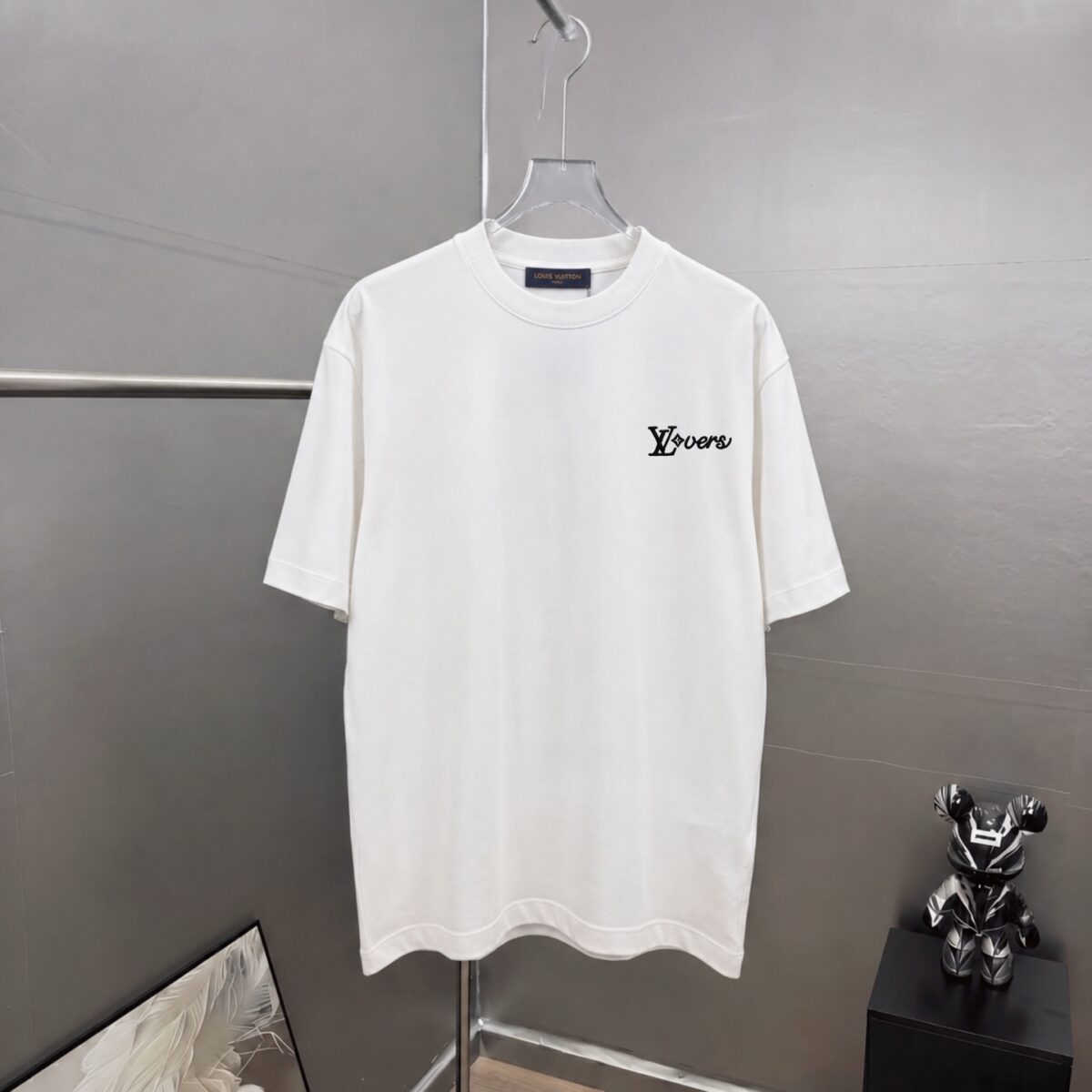P75 1v～ Lv路易logo刺绣字母 《区别通货面料》7a抗菌短袖tee 上身十分舒适，男女同款半袖，落肩宽松版型 颜色: 黑色 白色 咖啡色 尺码：S（90-130斤） M（125-150斤） L（135-165斤） XL（160-190斤） XXL（185-220斤）