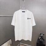 P75 1v～ Lv路易logo刺绣字母 《区别通货面料》7a抗菌短袖tee 上身十分舒适，男女同款半袖，落肩宽松版型 颜色: 黑色 白色 咖啡色 尺码：S（90-130斤） M（125-150斤） L（135-165斤） XL（160-190斤） XXL（185-220斤）