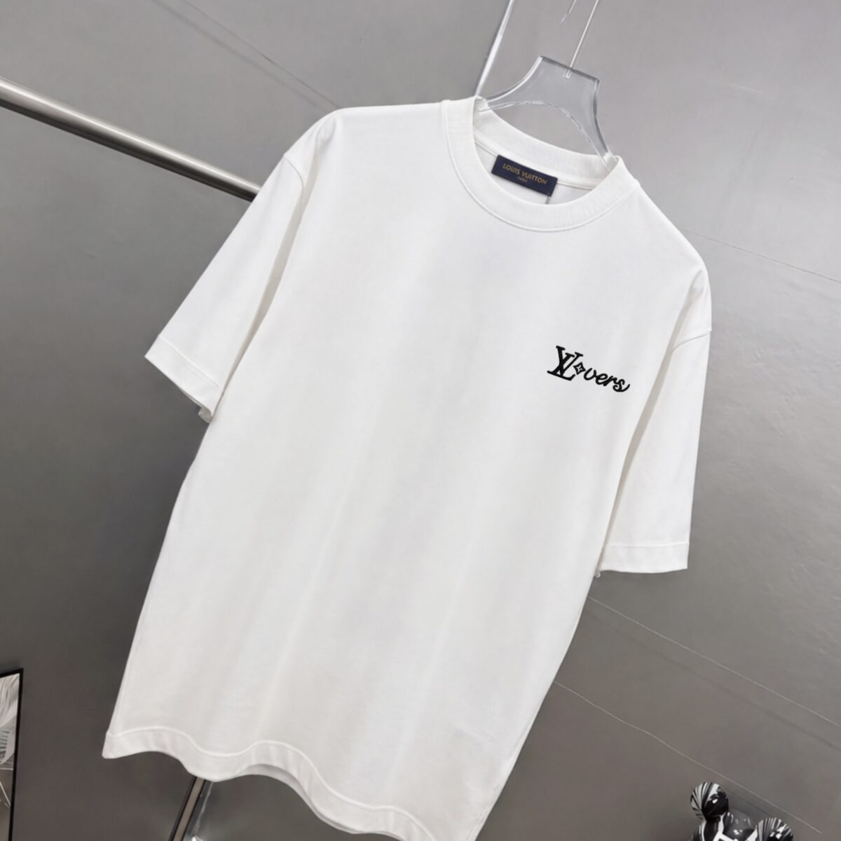 P75 1v～ Lv路易logo刺绣字母 《区别通货面料》7a抗菌短袖tee 上身十分舒适，男女同款半袖，落肩宽松版型 颜色: 黑色 白色 咖啡色 尺码：S（90-130斤） M（125-150斤） L（135-165斤） XL（160-190斤） XXL（185-220斤）