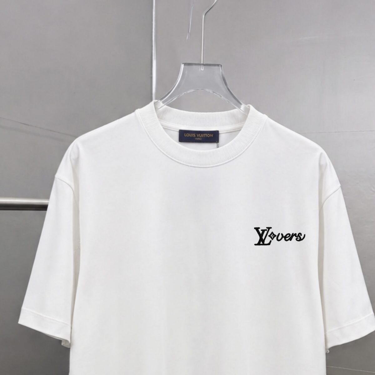 P75 1v～ Lv路易logo刺绣字母 《区别通货面料》7a抗菌短袖tee 上身十分舒适，男女同款半袖，落肩宽松版型 颜色: 黑色 白色 咖啡色 尺码：S（90-130斤） M（125-150斤） L（135-165斤） XL（160-190斤） XXL（185-220斤）