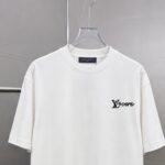 P75 1v～ Lv路易logo刺绣字母 《区别通货面料》7a抗菌短袖tee 上身十分舒适，男女同款半袖，落肩宽松版型 颜色: 黑色 白色 咖啡色 尺码：S（90-130斤） M（125-150斤） L（135-165斤） XL（160-190斤） XXL（185-220斤）