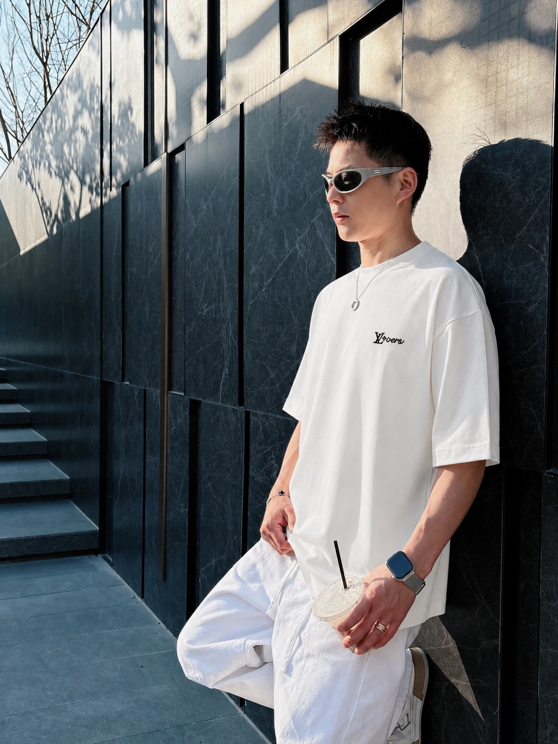 P75 1v～ Lv路易logo刺绣字母 《区别通货面料》7a抗菌短袖tee 上身十分舒适，男女同款半袖，落肩宽松版型 颜色: 黑色 白色 咖啡色 尺码：S（90-130斤） M（125-150斤） L（135-165斤） XL（160-190斤） XXL（185-220斤）