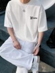 P75 1v～ Lv路易logo刺绣字母 《区别通货面料》7a抗菌短袖tee 上身十分舒适，男女同款半袖，落肩宽松版型 颜色: 黑色 白色 咖啡色 尺码：S（90-130斤） M（125-150斤） L（135-165斤） XL（160-190斤） XXL（185-220斤）
