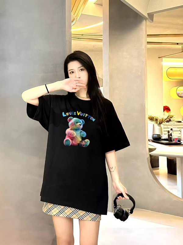 P70 LV/路易威登 印花Logo百搭潮流短袖T恤男女同款 吊牌 领标 水洗唛 三标齐全 定织定染280克精梳棉面料 尺码：S-XXL 颜色：黑色，白色，藏青色