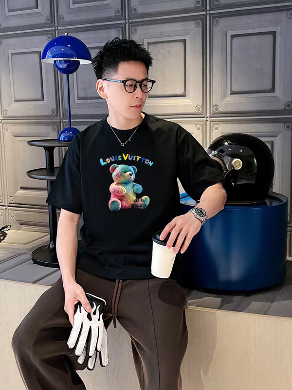 P70 LV/路易威登 印花Logo百搭潮流短袖T恤男女同款 吊牌 领标 水洗唛 三标齐全 定织定染280克精梳棉面料 尺码：S-XXL 颜色：黑色，白色，藏青色