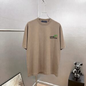 P75 LV 小logo刺绣 《区别通货面料》双纱纯棉上衣 7a抗菌短袖tee 上身十分舒适，男女同款半袖，落肩宽松版型 颜色: 黑色 白色 咖啡色 尺码：S（90-130斤） M（125-150斤） L（135-165斤） XL（160-190斤） XXL（185-220斤）
