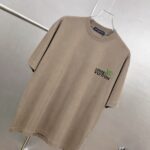 P75 LV 小logo刺绣 《区别通货面料》双纱纯棉上衣 7a抗菌短袖tee 上身十分舒适，男女同款半袖，落肩宽松版型 颜色: 黑色 白色 咖啡色 尺码：S（90-130斤） M（125-150斤） L（135-165斤） XL（160-190斤） XXL（185-220斤）