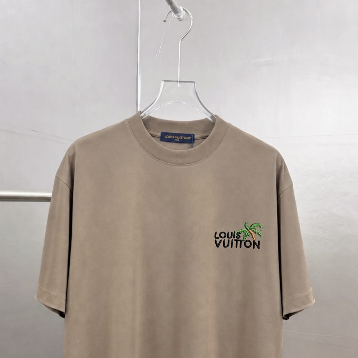 P75 LV 小logo刺绣 《区别通货面料》双纱纯棉上衣 7a抗菌短袖tee 上身十分舒适，男女同款半袖，落肩宽松版型 颜色: 黑色 白色 咖啡色 尺码：S（90-130斤） M（125-150斤） L（135-165斤） XL（160-190斤） XXL（185-220斤）