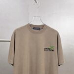 P75 LV 小logo刺绣 《区别通货面料》双纱纯棉上衣 7a抗菌短袖tee 上身十分舒适，男女同款半袖，落肩宽松版型 颜色: 黑色 白色 咖啡色 尺码：S（90-130斤） M（125-150斤） L（135-165斤） XL（160-190斤） XXL（185-220斤）