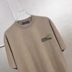 P75 LV 小logo刺绣 《区别通货面料》双纱纯棉上衣 7a抗菌短袖tee 上身十分舒适，男女同款半袖，落肩宽松版型 颜色: 黑色 白色 咖啡色 尺码：S（90-130斤） M（125-150斤） L（135-165斤） XL（160-190斤） XXL（185-220斤）