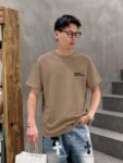 P75 LV 小logo刺绣 《区别通货面料》双纱纯棉上衣 7a抗菌短袖tee 上身十分舒适，男女同款半袖，落肩宽松版型 颜色: 黑色 白色 咖啡色 尺码：S（90-130斤） M（125-150斤） L（135-165斤） XL（160-190斤） XXL（185-220斤）