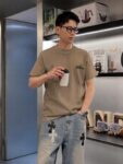 P75 LV 小logo刺绣 《区别通货面料》双纱纯棉上衣 7a抗菌短袖tee 上身十分舒适，男女同款半袖，落肩宽松版型 颜色: 黑色 白色 咖啡色 尺码：S（90-130斤） M（125-150斤） L（135-165斤） XL（160-190斤） XXL（185-220斤）