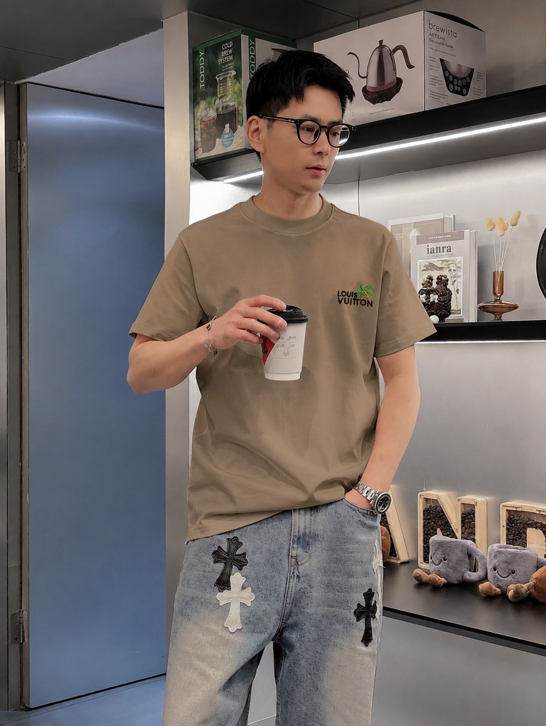 P75 LV 小logo刺绣 《区别通货面料》双纱纯棉上衣 7a抗菌短袖tee 上身十分舒适，男女同款半袖，落肩宽松版型 颜色: 黑色 白色 咖啡色 尺码：S（90-130斤） M（125-150斤） L（135-165斤） XL（160-190斤） XXL（185-220斤）