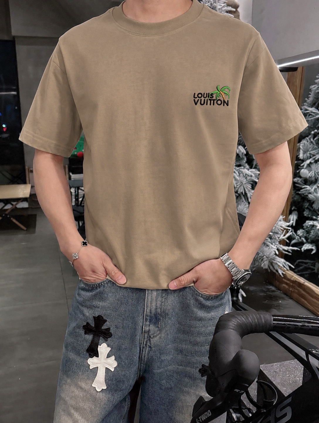 P75 LV 小logo刺绣 《区别通货面料》双纱纯棉上衣 7a抗菌短袖tee 上身十分舒适，男女同款半袖，落肩宽松版型 颜色: 黑色 白色 咖啡色 尺码：S（90-130斤） M（125-150斤） L（135-165斤） XL（160-190斤） XXL（185-220斤）