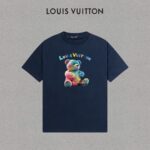 P70 LV/路易威登 印花Logo百搭潮流短袖T恤男女同款 吊牌 领标 水洗唛 三标齐全 定织定染280克精梳棉面料 尺码：S-XXL 颜色：黑色，白色，藏青色