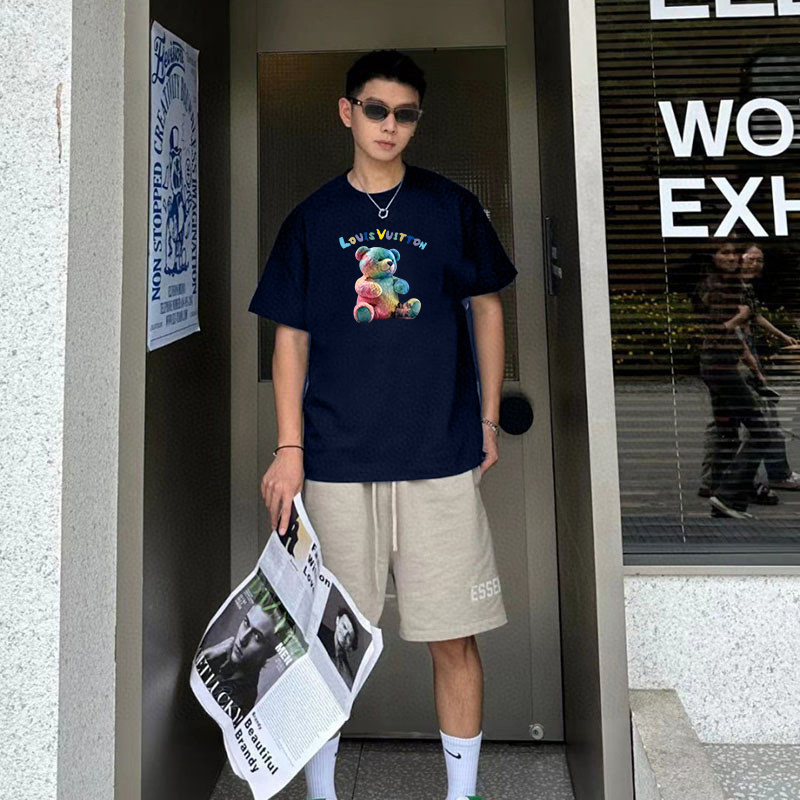 P70 LV/路易威登 印花Logo百搭潮流短袖T恤男女同款 吊牌 领标 水洗唛 三标齐全 定织定染280克精梳棉面料 尺码：S-XXL 颜色：黑色，白色，藏青色