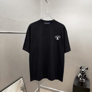 P75 1v～ Lv路易logo刺绣字母 《区别通货面料》7a抗菌短袖tee 上身十分舒适，男女同款半袖，落肩宽松版型 颜色: 黑色 白色 咖啡色 尺码：S（90-130斤） M（125-150斤） L（135-165斤） XL（160-190斤） XXL（185-220斤）
